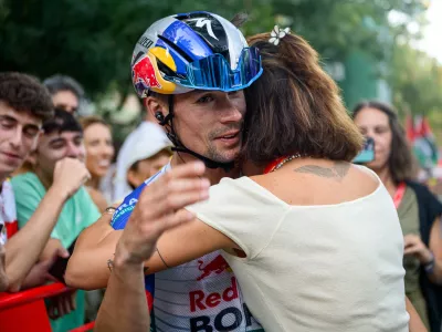 Spanija, Granada.Zakljucek tritedenske kolesarske dirke po Spaniji.Slovenski kolesar Primoz Roglic in zena Lora.