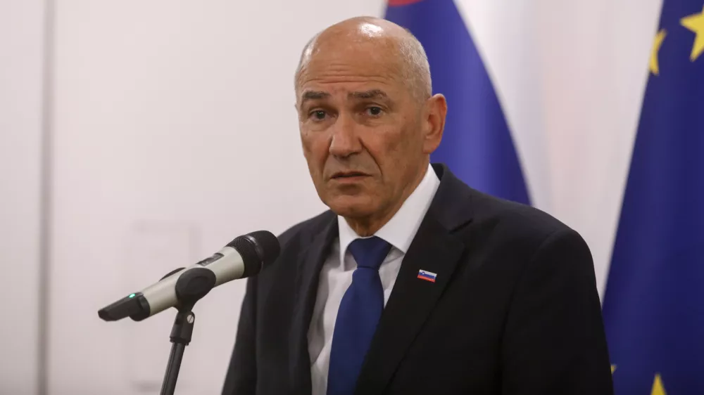 Janez Jan&scaron;aStrate&scaron;ki svet za gospodarstvo23.7.2026 - konstitutivna seja strate&scaron;kega sveta za gospodarstvo, ki se je bo udeležil tudi predsednik vlade Janez Jan&scaron;a (pred začetkom izjava za medije Jan&scaron;e ter predsednika strate&scaron;kega sveta Marko LotričFoto: Luka Cjuha