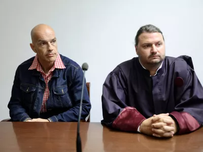 levo obtoženi Tomaž Podobnik (policist PP Ljubljana Center), desno odvetnik Tomaž Pulko