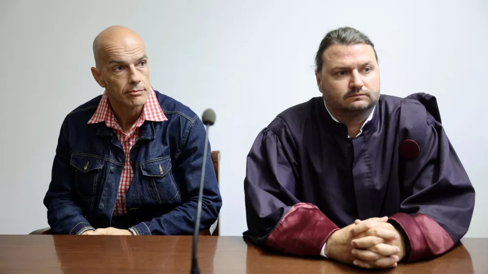 levo obtoženi Tomaž Podobnik (policist PP Ljubljana Center), desno odvetnik Tomaž Pulko