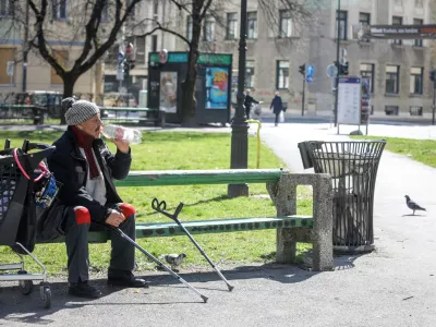 - Miklo&scaron;ičev park &ndash; brezdomci posedajo v parku - 17.03.2020 - Koronavirus COVID-19 v Sloveniji &ndash; epidemija &ndash; strožji ukrepi za preprečevanje &scaron;irjenja okužb s koronavirusom &ndash; zaustavltev javnega in družabnega življenja &ndash; samoizolacija - zaprte &scaron;ole, vrtci in gostinski lokali ter ustavljen javni, potni&scaron;ki in železni&scaron;ki promet ter prepoved opravljanja zračnih prevozov v Sloveniji. //FOTO: Luka Cjuha