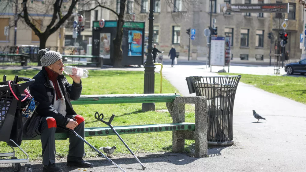 - Miklo&scaron;ičev park &ndash; brezdomci posedajo v parku - 17.03.2020 - Koronavirus COVID-19 v Sloveniji &ndash; epidemija &ndash; strožji ukrepi za preprečevanje &scaron;irjenja okužb s koronavirusom &ndash; zaustavltev javnega in družabnega življenja &ndash; samoizolacija - zaprte &scaron;ole, vrtci in gostinski lokali ter ustavljen javni, potni&scaron;ki in železni&scaron;ki promet ter prepoved opravljanja zračnih prevozov v Sloveniji. //FOTO: Luka Cjuha