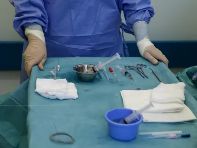 - operacija - kirur&scaron;ka odstranitev bolne, raz&scaron;irjene in nekompetentne vene - endovaskularni poseg - endovensko zdravljenje kronične venske insuficience - zdravljenje - zdravstvo -- 17.02.2020 &ndash; Dermatovenerolo&scaron;ka klinika UKC Ljubljana &ndash; Dermatokirurgija -  //FOTO: Luka Cjuha.