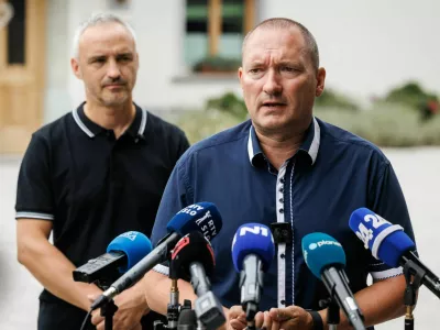 Kranj, Predoslje.Minister za kmetijstvo Janez Cigler Kralj si je skupaj s predstavniki Kmetijsko gozdarske zbornice Slovenije in kmetijsko svetovalne sluzbe ogledal posledice suse na obmocju Kranja z okolico.Predsednik KGZS Jože Podgor&scaron;ek.