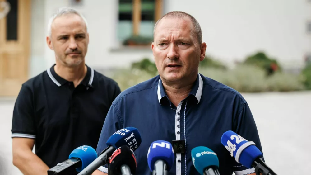Kranj, Predoslje.Minister za kmetijstvo Janez Cigler Kralj si je skupaj s predstavniki Kmetijsko gozdarske zbornice Slovenije in kmetijsko svetovalne sluzbe ogledal posledice suse na obmocju Kranja z okolico.Predsednik KGZS Jože Podgor&scaron;ek.