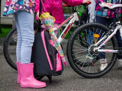 - projekt Pe&scaron;bus - osnovno&scaron;olci so se od doma odpravili pe&scaron; - simbolična fotografija - otrok - otroci - otro&scaron;tvo -- 13.05.2016 - &Scaron;olski program Zdrav &scaron;olar spodbuja aktivno pot v &scaron;olo - otroci osnovne &scaron;ole Koseze na zabavni in zdravi poti v &scaron;olo - &scaron;olstvo - zdravje - dež - torba -  ..//FOTO: Maja Marko