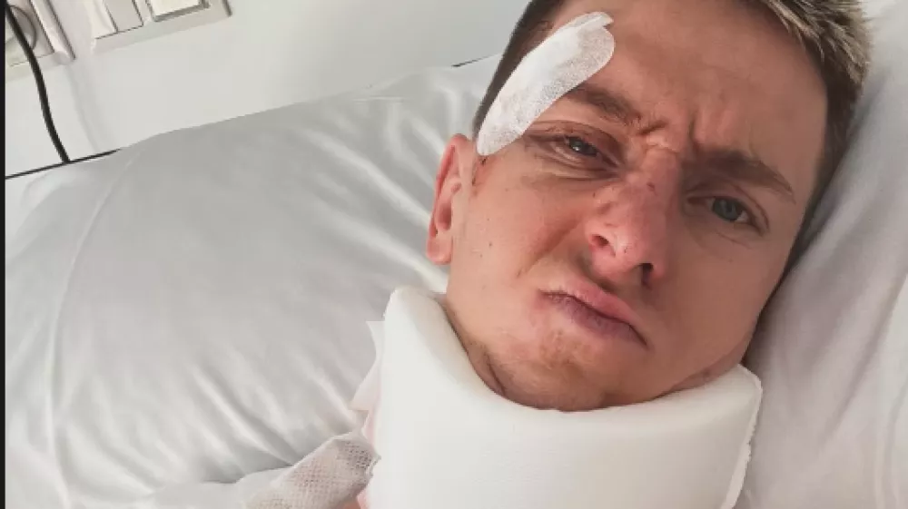 Tadej Pogačar se je oglasil iz bolni&scaron;nične postelje z borbenim sporočilom, potem ko je v soboto na 8. etapi Dirke po &Scaron;paniji utrpel hude po&scaron;kodbe pri padcu.