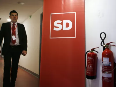 - ilustrativna fotografija -: tiskovni predstavnik SD Denis Sarkič - gasilni aparat- 8. Kongres stranke SD - Socialni demokrati 2012, volitve - izvolili novega predsednika Igorja Luk&scaron;iča //FOTO: Bojan Velikonja