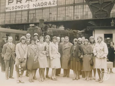 Jugoslovanska ženska atletska reprezentanca na 3. ženskih svetovnih igrah v Pragi septembra 1930. Jelka Tratnik je druga z desne. Na tekmovanju je osvojila 6. mesto v skoku v vi&scaron;ino. Foto: hrani Muzej &scaron;porta