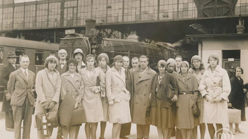 Jugoslovanska ženska atletska reprezentanca na 3. ženskih svetovnih igrah v Pragi septembra 1930. Jelka Tratnik je druga z desne. Na tekmovanju je osvojila 6. mesto v skoku v vi&scaron;ino. Foto: hrani Muzej &scaron;porta