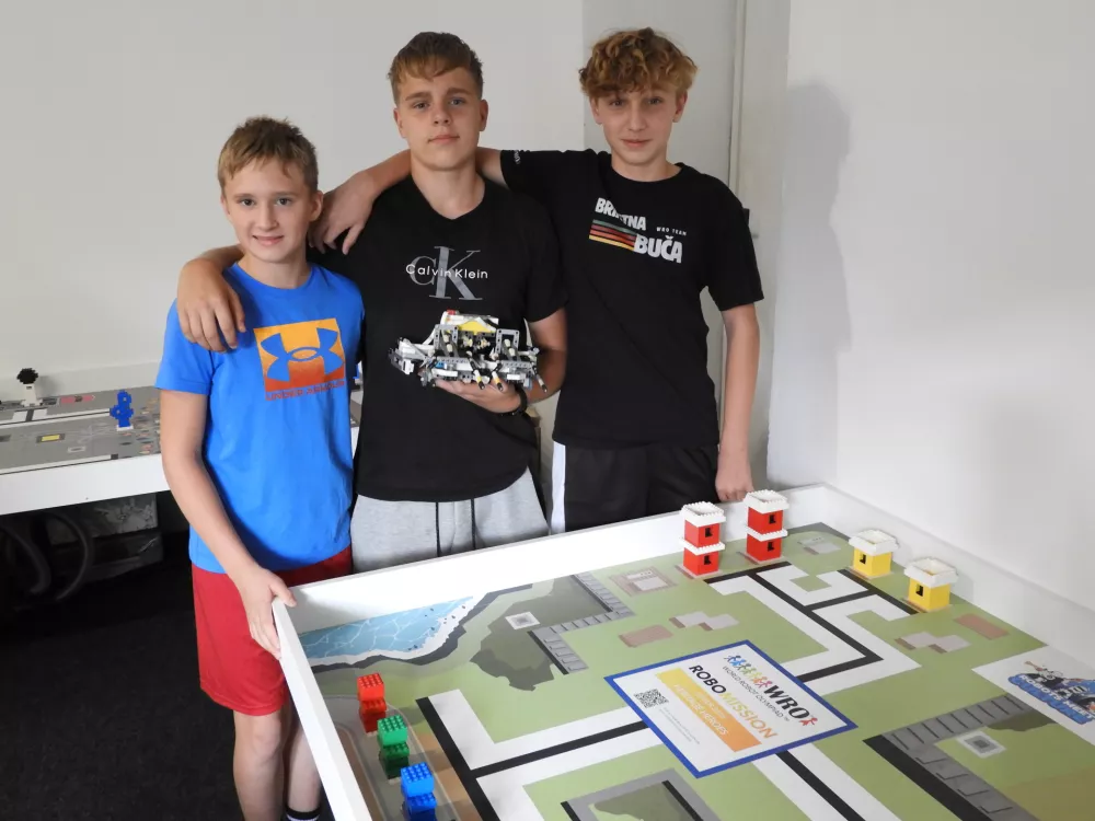 Val Klančnik, Anej Holc in Jakob Novak (od leve proti desni) se bodo na olimpijadi pomerili v srednji starostni skupini. Svoj projekt &scaron;e niso zaključili. &raquo;&Scaron;e kar nekaj programiranja je pred mano,&laquo; odvrne Jakob, ki ima v skupini vlogo programerja. / Foto: Katja Petrovec 