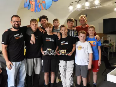 Vse tri ekipe, ki se odpravljajo na svetovno olimpijado v robotiki z mentorjem Maticem Žličarjem in ustanoviteljem Brihtne buče Miho Miklavcem. / Foto: Katja Petrovec 