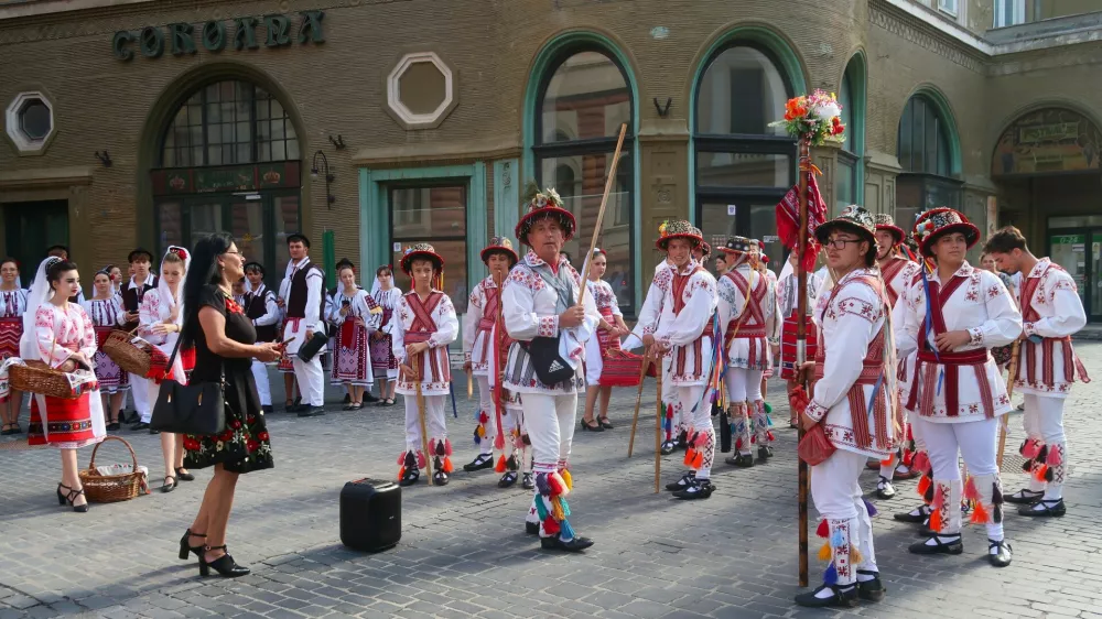 Romunija, Transilvanija, Brașov, parada narodnih no&scaron;. Foto: Tatjana Pihlar / Foto: Tatjana Pihlar 