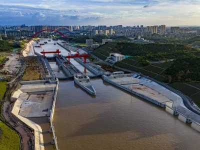 Kanal Pinglu, v ozadju kitajsko mesto Quinzhou. Foto: Profimedia