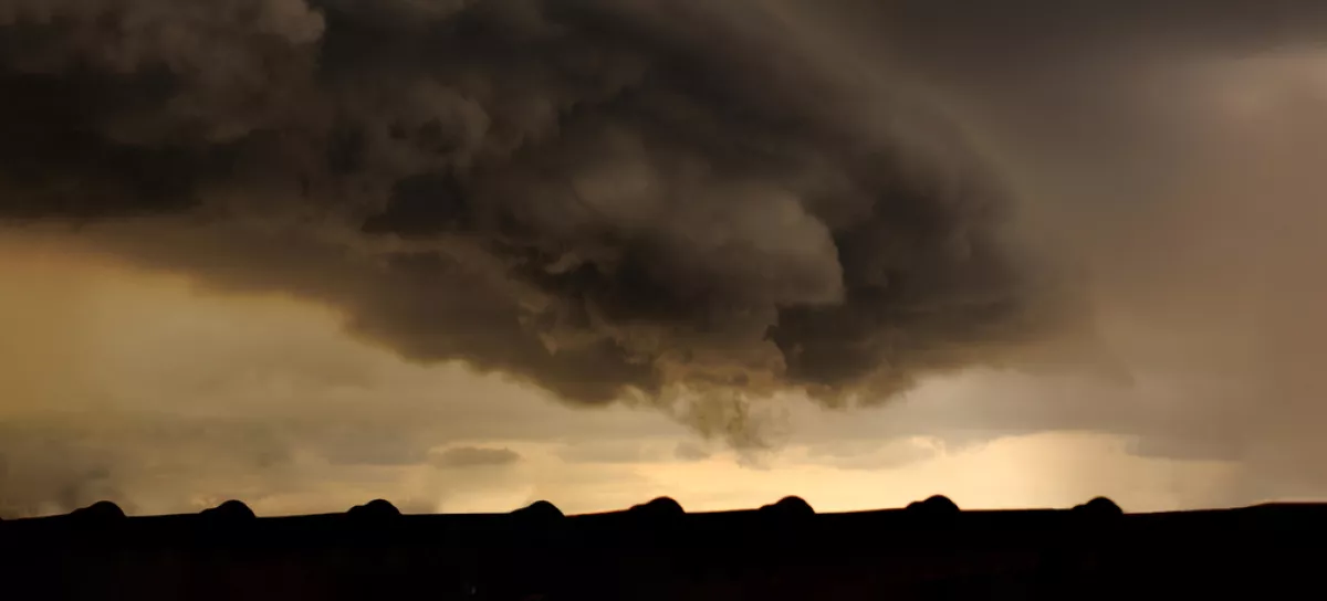 large stormy cloud advancing menacingly over the rooftops - POA, SAO PAULO, BRAZIL. / Foto: Ricardo Bayerlein Getty Images