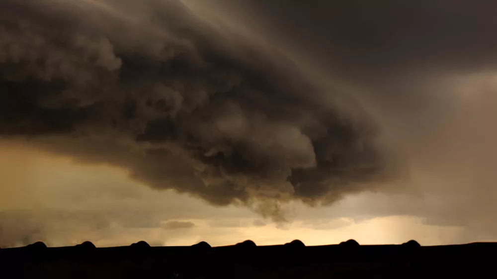 large stormy cloud advancing menacingly over the rooftops - POA, SAO PAULO, BRAZIL. / Foto: Ricardo Bayerlein Getty Images