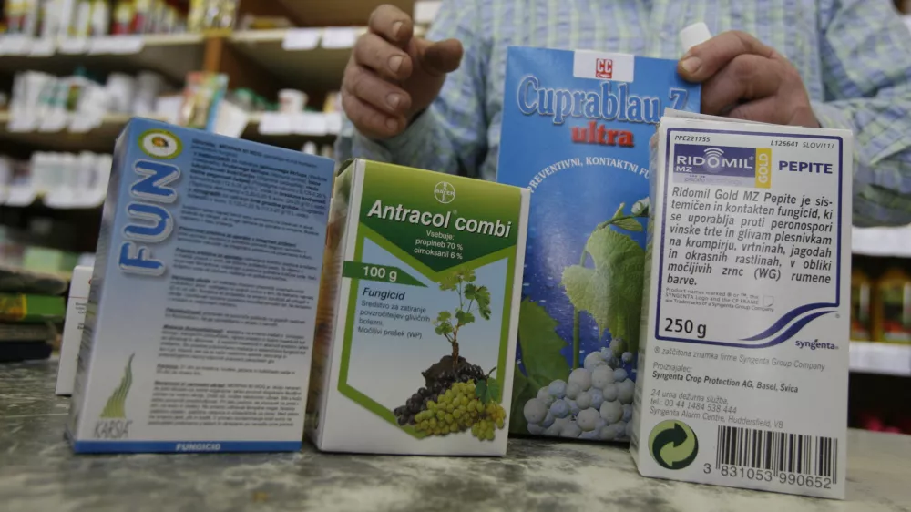 fitofarmacevtska sredstva za zatiranje rastlinskih bolezni - Merpan, Antracol, Cuprablau Z, Ridomil, //FOTO: Luka CjuhaOPOMBA: ZA OBJAVO V ČASOPISU DNEVNIK