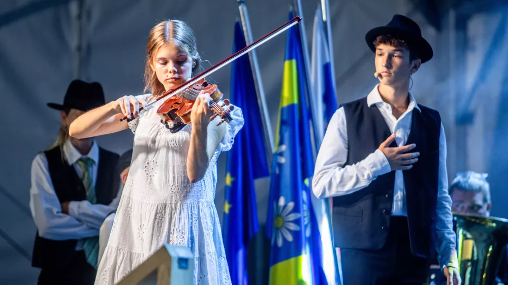 Velika Polana, prireditveni center Poljana.Osrednja drzavna slovesnost pred dnevom zdruzitve prekmurskih Slovencev z maticnim narodom. / Foto: Sinisa Kanizaj/sta
