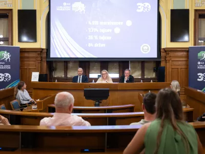 Ljubljana, Mestna hisa.Novinarska konferenca ob jubilejnem NLB 30. Ljubljanskem maratonu.Predsednik uprave NLB Blaz Brodnjak, direktorica Timing Ljubljana Barbara Zeleznik in ljubljanski zupan Zoran Jankovic.