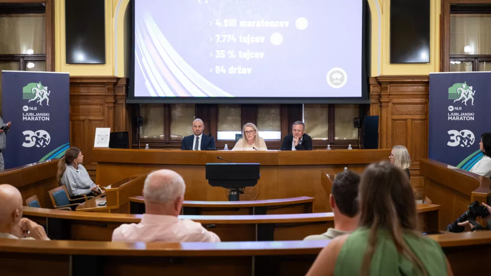 Ljubljana, Mestna hisa.Novinarska konferenca ob jubilejnem NLB 30. Ljubljanskem maratonu.Predsednik uprave NLB Blaz Brodnjak, direktorica Timing Ljubljana Barbara Zeleznik in ljubljanski zupan Zoran Jankovic.