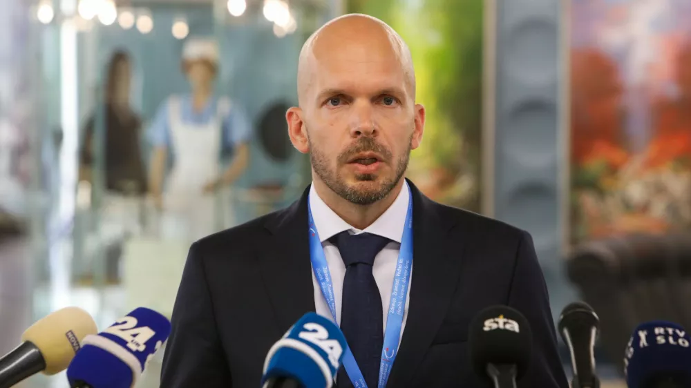 Prvi mož UKC Ljubljana pred novinarje s tremi P-ji in brez odgovorov
