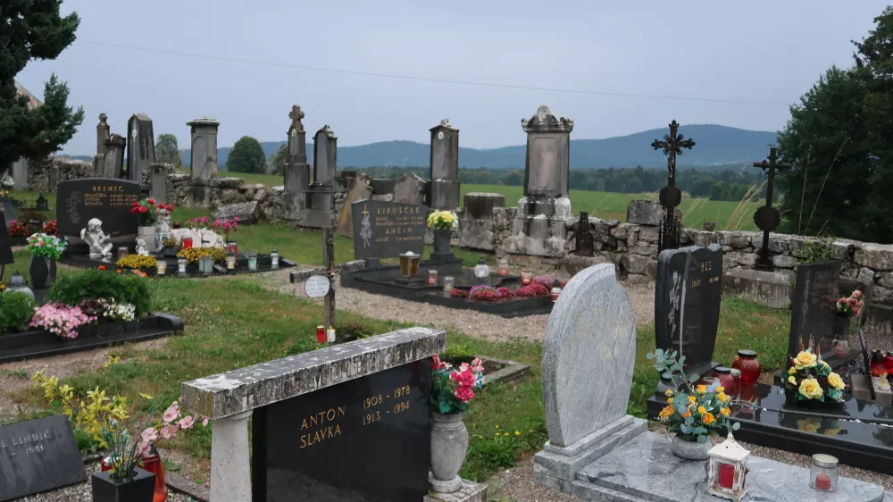 Pokopali&scaron;če Zajčje Polje pri Kočevju, spomenike nem&scaron;kih Kočevarjev so odstranili na obrobje, v sredini imajo danes grobove družine, ki so se v izpraznjene vasi preselile med in po drugi svetovni vojni