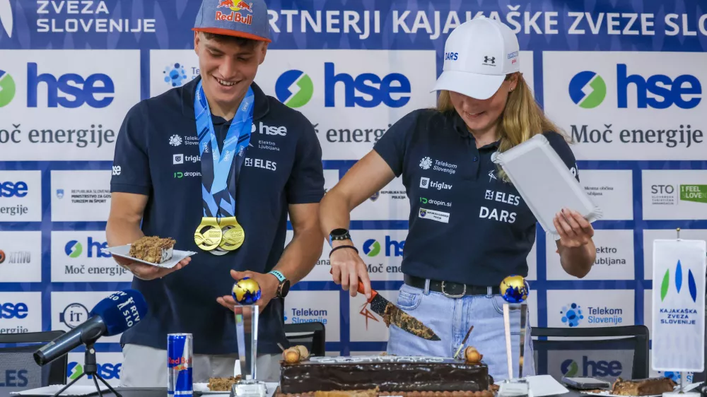 Ljubljana, Slovenski olimpijski izobrazevalni center.Novinarska konferenca ob koncu kajakaske sezone 2026 in pred evropskim prvenstvom v slalomu na divjih vodah v italijanski Ivrei, na kateri so predstavili program prvenstva, tekmovalci in tekmovalke pa svoje cilje.Kanuista Ziga Lin Hocevar in Eva Alina Hocevar.