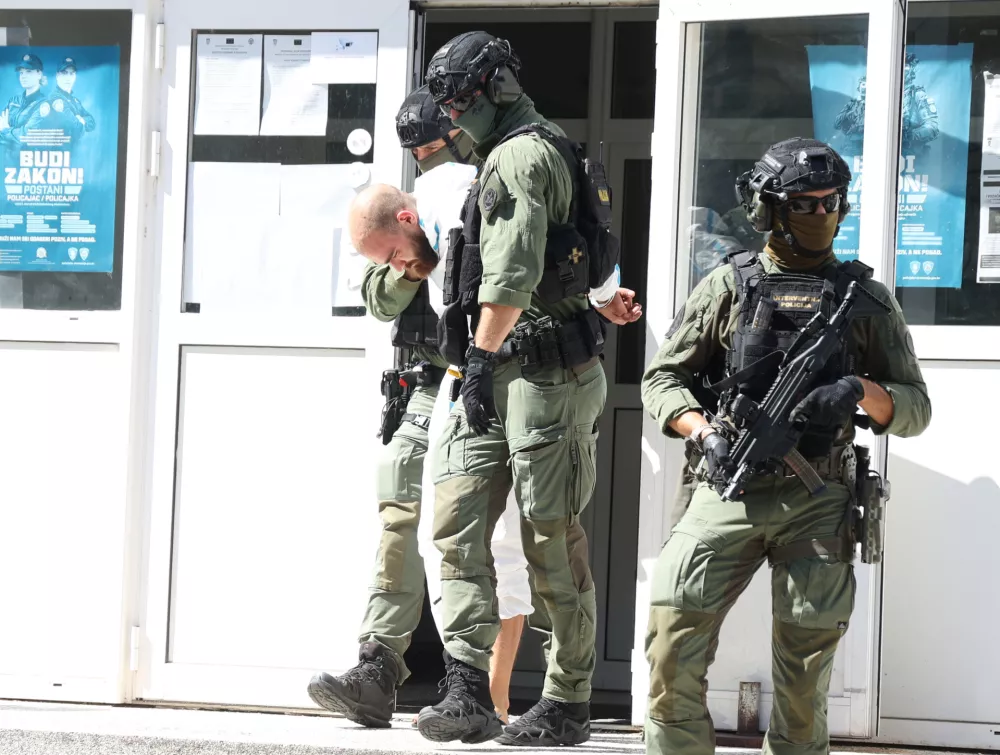 16.09.2026., Sibenik --Muskarac osumnjicen za jucerasnji napad nozem kojim je ubio 28-godisnjaka i tesko ozlijedio 22-godisnju djevojku u sibenskom apartmanu, priveden je kod istraznog suca na Zupanijski sud. Photo: Dusko Jaramaz/PIXSELL