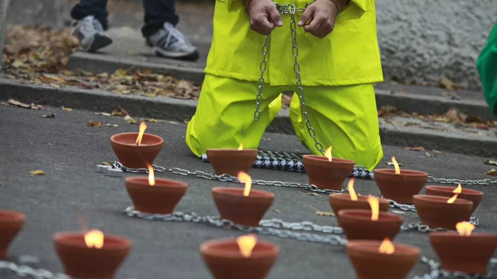 - simbolična fotografija - obsojenec, obsodba, zapornik, sodi&scaron;če, - policijske lisice - priprava za vklepanje aretirancev, zapornikov: - veriga, pravosodje, umor, kriminalec - krivica - nedolžnost - svoboda -  - 18.10.2013 - simbolična Greenpeace manifestacija ob 30. dnevu pridržanja Arktičnih 30; //FOTO: Luka Cjuha