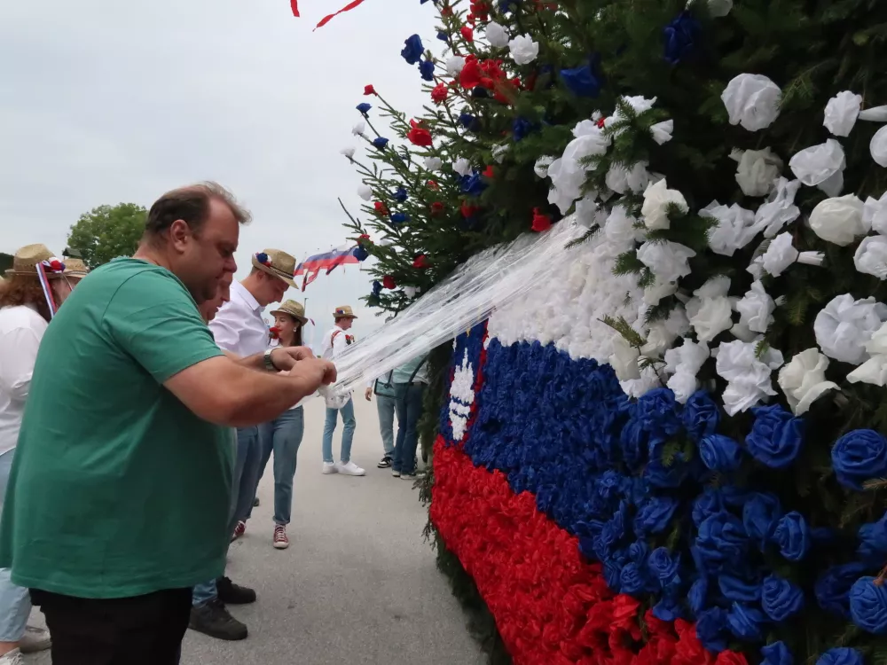 V Parku voja&scaron;ke zgodovine v Pivki so pripravili prireditev Vestirnga 2026. Dogodek je bil namenjen seznanitvi voja&scaron;kih obveznikov generacije 2008, ki so se pripeljali z bogato okra&scaron;enimi nabornih vozovi. Naborni&scaron;tvo, naborniki, vizita, &scaron;tejlunga, fantje letnik 2008 / Foto: Nata&scaron;a Bucik Ozebek