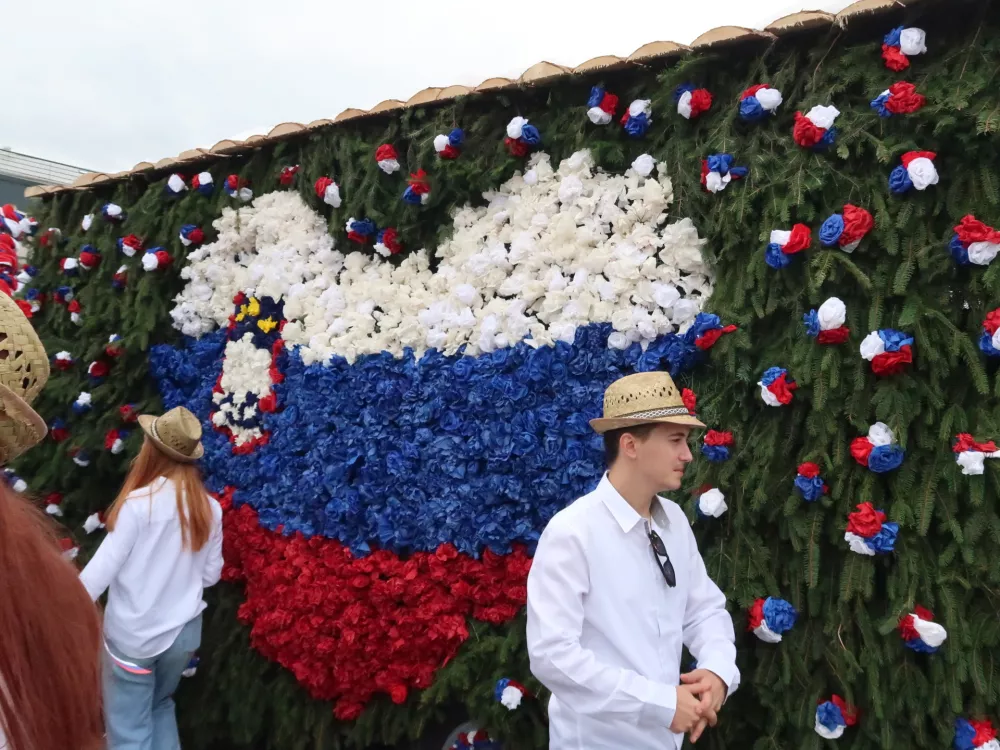 V Parku voja&scaron;ke zgodovine v Pivki so pripravili prireditev Vestirnga 2026. Dogodek je bil namenjen seznanitvi voja&scaron;kih obveznikov generacije 2008, ki so se pripeljali z bogato okra&scaron;enimi nabornih vozovi. Naborni&scaron;tvo, naborniki, vizita, &scaron;tejlunga, fantje letnik 2008 / Foto: Nata&scaron;a Bucik Ozebek