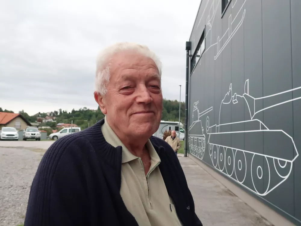 V Parku voja&scaron;ke zgodovine v Pivki so pripravili prireditev Vestirnga 2026. Dogodek je bil namenjen seznanitvi voja&scaron;kih obveznikov generacije 2008, ki so se pripeljali z bogato okra&scaron;enimi nabornih vozovi. Naborni&scaron;tvo, naborniki, vizita, &scaron;tejlunga, fantje letnik 2008 / Foto: Nata&scaron;a Bucik Ozebek