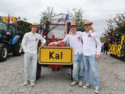 V Parku voja&scaron;ke zgodovine v Pivki so pripravili prireditev Vestirnga 2026. Dogodek je bil namenjen seznanitvi voja&scaron;kih obveznikov generacije 2008, ki so se pripeljali z bogato okra&scaron;enimi nabornih vozovi. Naborni&scaron;tvo, naborniki, vizita, &scaron;tejlunga, fantje letnik 2008 / Foto: Nata&scaron;a Bucik Ozebek