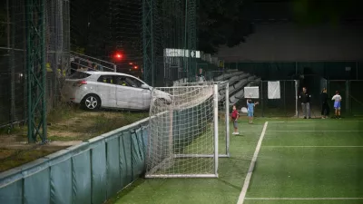 Prehiter in pijan voznik je z avtom prebil dve ograji in skoraj pristal na igri&scaron;ču med tekmo otrok. 