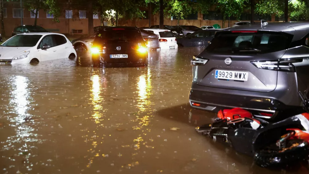 Partially submerged vehicles stand surrounded by flood water while it rains, after local authorities issued a weather alert in Valencia, Spain, September 17, 2026, REUTERS/Eva Manez
