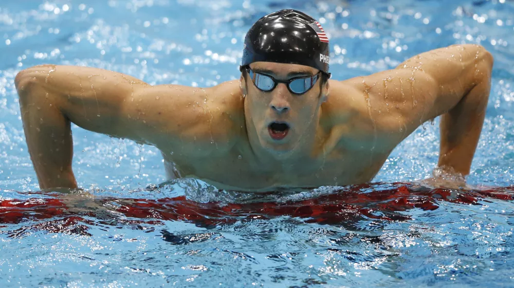 United States' Michael Phelps gets out of the water after swimming butterfly in the men's 4 X 100-meter medley relay at the Aquatics Centre in the Olympic Park during the 2012 Summer Olympics, London, Saturday, Aug. 4, 2012. (AP Photo/Jae C. Hong) / Foto: Jae C. Hong
