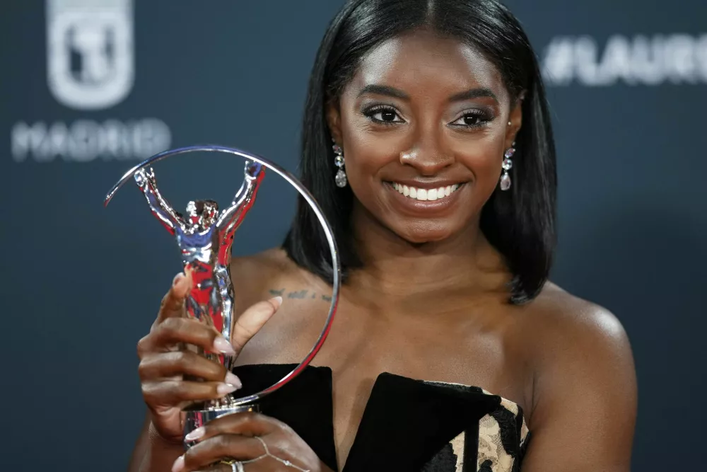 Simone Biles celebrates her Laureus World Sportswoman of the Year award, during the 2025 Laureus World Sports Awards ceremony in Madrid, Spain, Monday, April 21, 2025. (AP Photo/Manu Fernandez) / Foto: Manu Fernandez