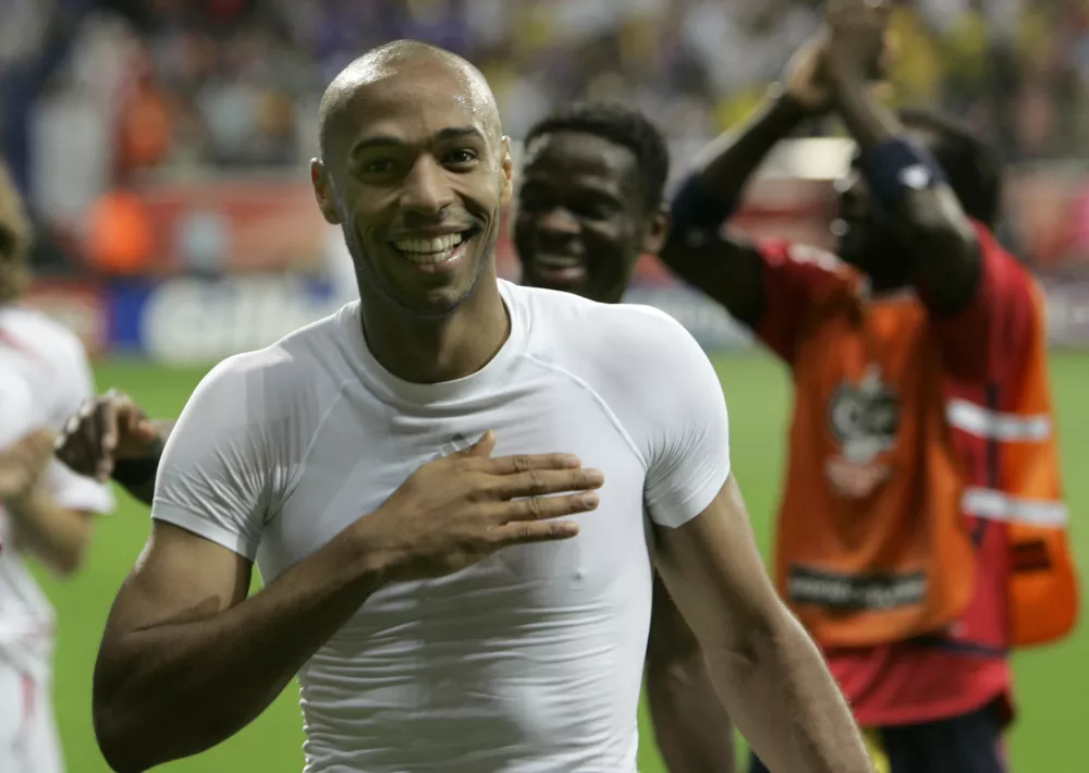 France's Thierry Henry celebrates after the Brazil v France quarterfinal soccer match at the World Cup stadium in Frankfurt, Germany, Saturday, July 1, 2006. France won the match 1-0. (AP Photo/Jasper Juinen) **MOBILE/PDA USAGE OUT ** / Foto: Jasper Juinen