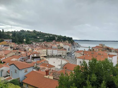 Piran je ena od ustanoviteljic Združenja zgodovinskih mest Slovenije, njegovo zgodovinsko jedro pa je eden najbolje ohranjenih primerov slovenske stavbne dedi&scaron;čine. F Vesna Levičnik