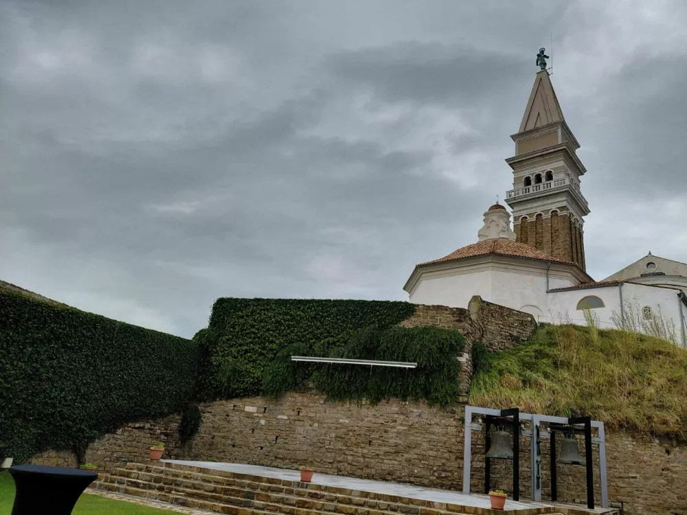Aprila lani so obnovili pročelje 400 let starega zvonika, ki je bil zadnje prenove deležen leta 1908. F Vesna Levičnik 