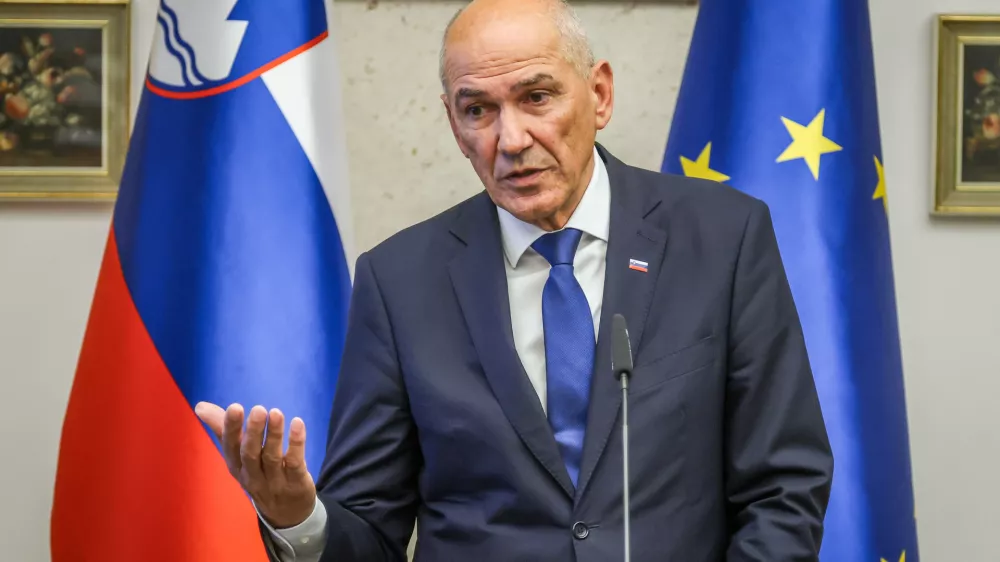 Brdo pri Kranju, Dvorec Brdo.Novinarska konferenca po redni seji vlade, na kateri so se seznanili z jesensko analizo Urada RS za makroekonomske analize in razvoj (Umar) gospodarskih gibanj.Predsednik vlade Janez Jansa.