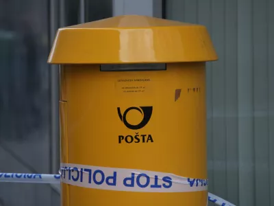 - ilustrativna fotografija - rop po&scaron;te - po&scaron;tni nabiralnik in policijski trak///FOTO: Luka Cjuha
