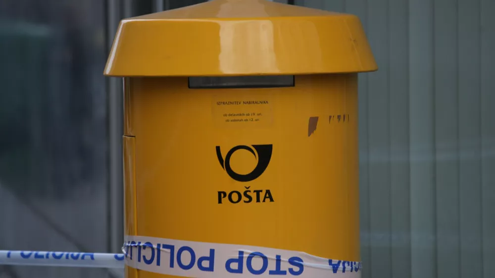 - ilustrativna fotografija - rop po&scaron;te - po&scaron;tni nabiralnik in policijski trak///FOTO: Luka Cjuha