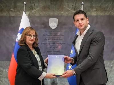 Ljubljana, drzavni zbor.Sprejem varuhinje clovekovih pravic Simone Drenik Bavdek pri predsedniku DZ Zoranu Stevanovicu s predajo letnega porocila varuha za leto 2025.