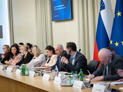 Ljubljana, vlada.Srecanje sveta vlade za Slovence po svetu pod vodstvom predsednika vlade Janeza Janse.