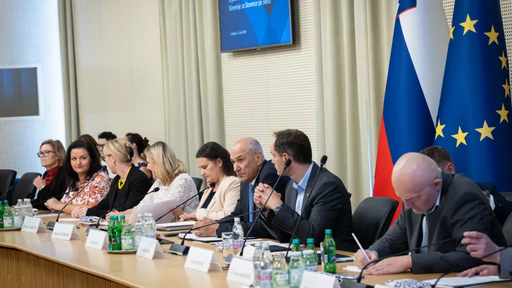 Ljubljana, vlada.Srecanje sveta vlade za Slovence po svetu pod vodstvom predsednika vlade Janeza Janse.