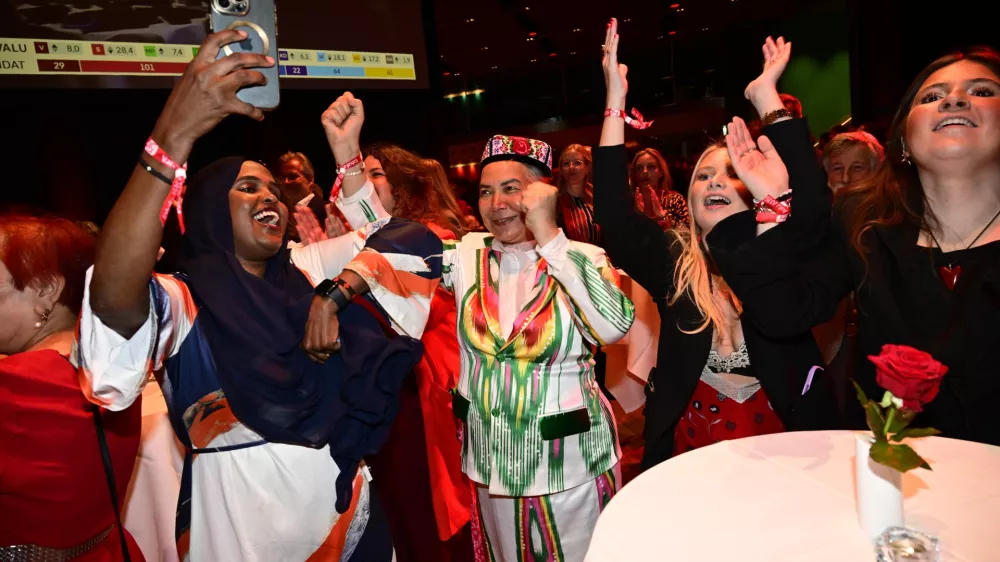 Social Democrats react to the presentation of the exit poll at the Social Democrats' election night watch party, in Stockholm, Sunday, Sept. 13, 2026. (Jonas Ekstr&ouml;mer/TT News Agency via AP)