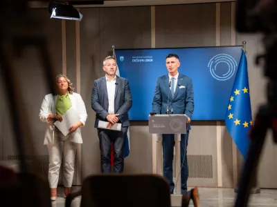 Ljubljana, DZ.Novinarske konference koalicijskih strank, na kateri so predstavili glavne argumente za udelezbo na stirih referendumih in razloge za glasovanje ZA.Poslanec SDS Andrej Kosi.