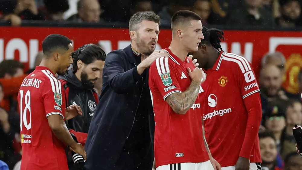 Soccer Football - Carabao Cup - Third Round - Manchester United v Brighton & Hove Albion - Old Trafford, Manchester, Britain - September 16, 2026 Manchester United manager Michael Carrick with Benjamin Sesko Action Images via Reuters/Jason Cairnduff EDITORIAL USE ONLY. NO USE WITH UNAUTHORIZED AUDIO, VIDEO, DATA, FIXTURE LISTS, CLUB/LEAGUE LOGOS OR 'LIVE' SERVICES. ONLINE IN-MATCH USE LIMITED TO 120 IMAGES, NO VIDEO EMULATION. NO USE IN BETTING, GAMES OR SINGLE CLUB/LEAGUE/PLAYER PUBLICATIONS. PLEASE CONTACT YOUR ACCOUNT REPRESENTATIVE FOR FURTHER DETAILS..
