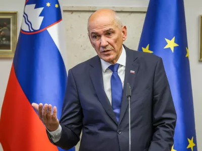 Brdo pri Kranju, Dvorec Brdo.Novinarska konferenca po redni seji vlade, na kateri so se seznanili z jesensko analizo Urada RS za makroekonomske analize in razvoj (Umar) gospodarskih gibanj.Predsednik vlade Janez Jansa.